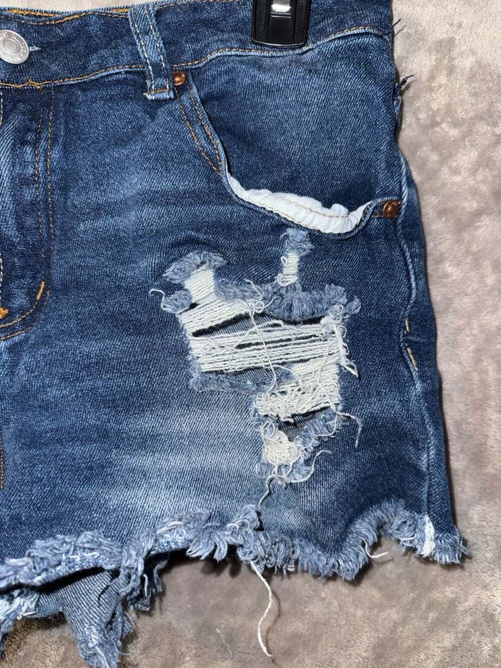 Almost Famous Distressed Raw Hem Denim Shorts Size 11 - Picture 3 of 9